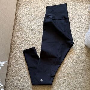 ALO Yoga airbrush black leggings size M full length, inseam~29”